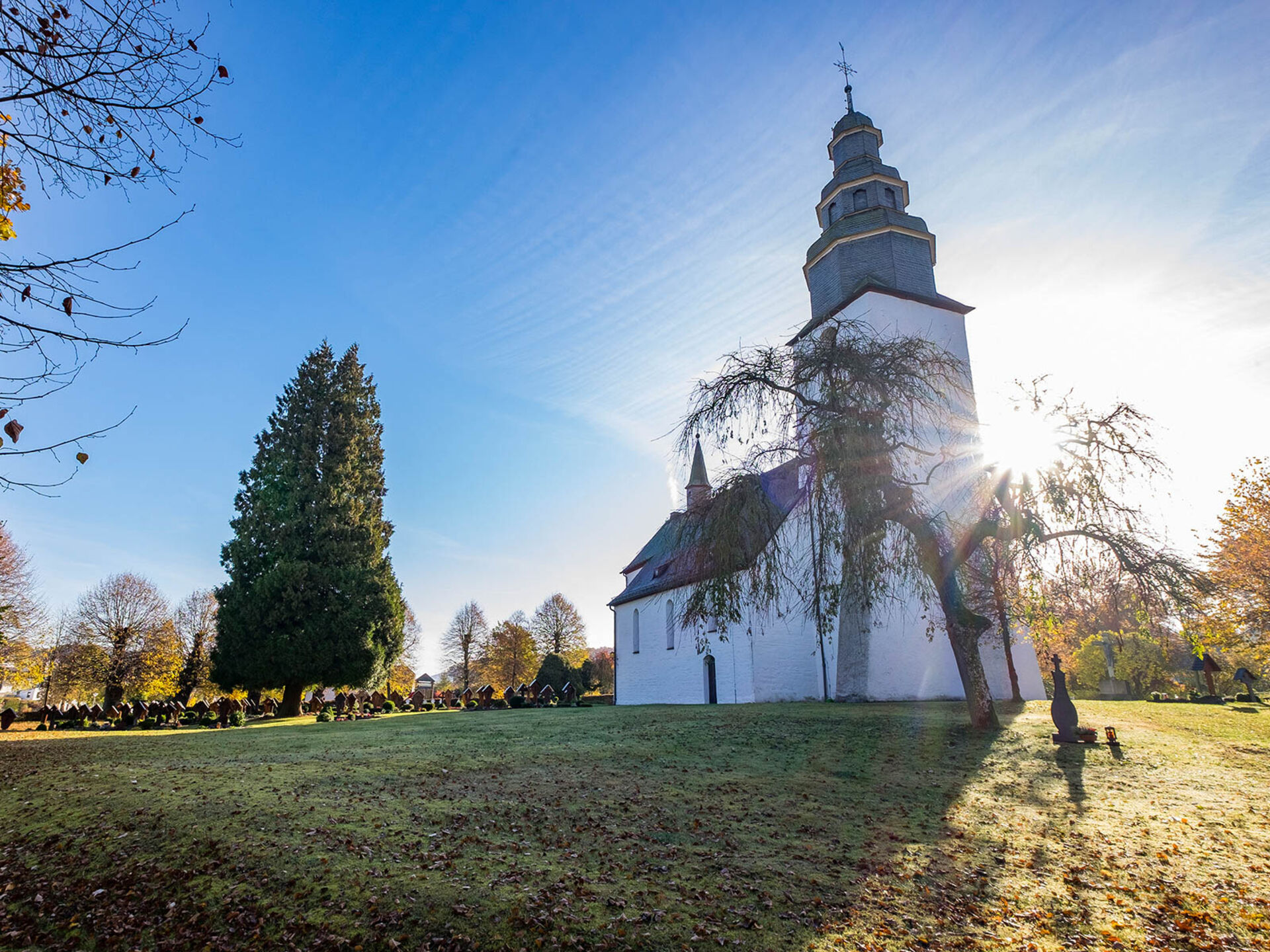 Blick auf die St. Peter und Paul Kirche in Wormbach.